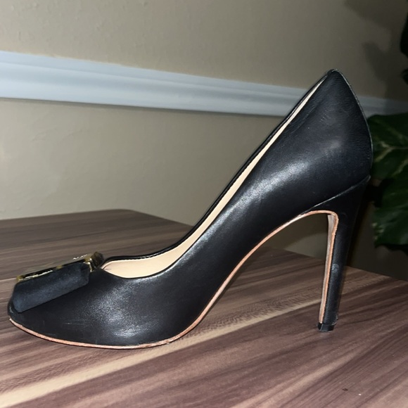 TORY BURCH black leather and suede tortoise bow chase pumps - Picture 6 of 16